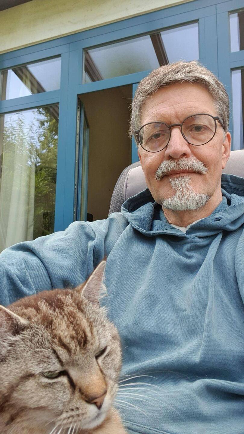 Endlich zu Hause. Die Katze freut sich 'nen Ast