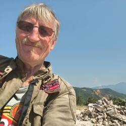 Alter Mann und Lagerfeuer