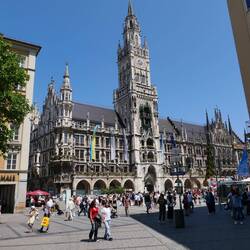 Marienplatz, centre historique et touristique de Munich. Avec la nouvelle mairie.