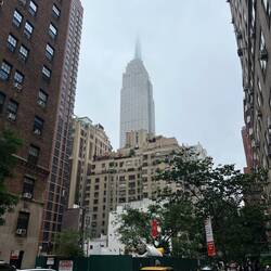 Das Empire State Building im Nebel.