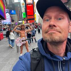 Der "naked Cowboy" posiert extra😅 den gab es vor 15 Jahren bei Laras erstem Besuch in NYC auch schon