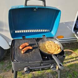 Hüt gits Röschti mit komische Würschtli, mmmhhh... 😄