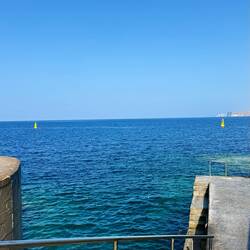 An den beiden Bojen liegen unsere Wracks - Tugboat rechts und Patrol Boat Links