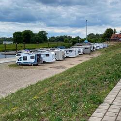 Der Platz ist gut belegt. Den Letzten ergatterten wir gerade noch