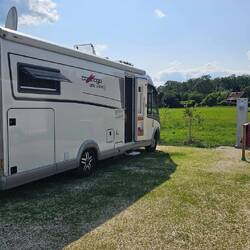 Unser schöner Platz direkt an der Wiese