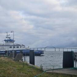 Die Fähre vor der Siøsund-Brücke