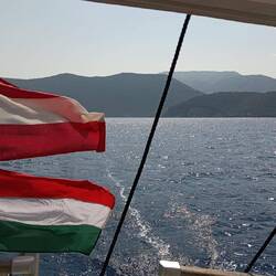 Auf ⛵☀️ weht nun auch die ungarische🇭🇺Fahne.
