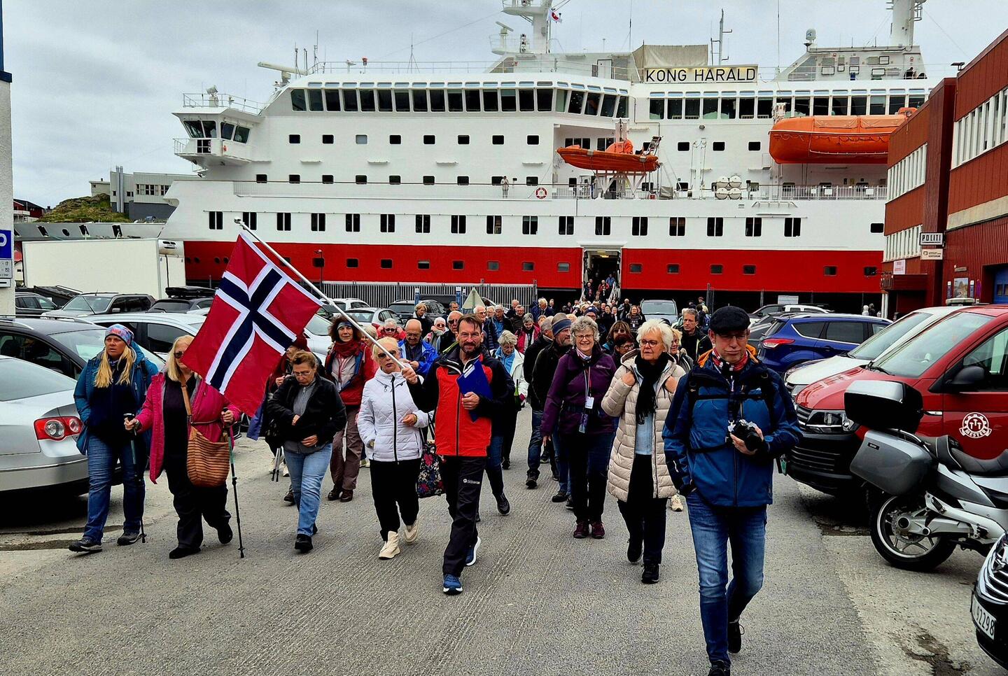 Prozession zum Nordkap (..zum Bus dorthin)