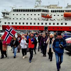 Prozession zum Nordkap (..zum Bus dorthin)