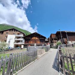 Noch ursprüngliche .... alte und links das neue Hotel Allalin