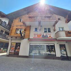 Dorf Metzg. Hier bestelle ich Saaser ''Würschtini''