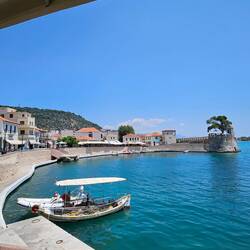 Cappucci-Pause am touristischen Hafen von Nafpaktos