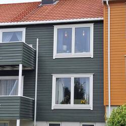 Hier bleiben die Vorhänge offen und das Licht begrüsst die Passanten