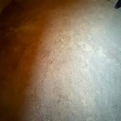 Der gestampfte Boden aus gestampftem Kuhmist. Geruchlich neutral, optisch egal, haltbar total.