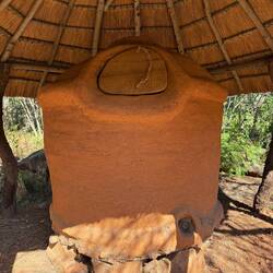 Ein Vorratsspeicher. Oben der Mais rein, unten in haushaltsüblichen Portionen raus.