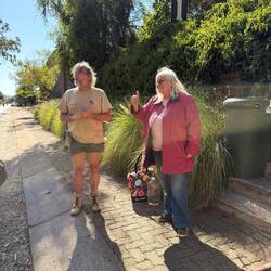 Santa! Nein, nicht Santa Claus, sondern einfach nur Santa! Die Dame der Tourist Information...
