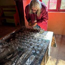 Santa in ihrem Element 2.0.: Jeder einzelne Schnaps wird genauestens erklärt und selbst getestet.