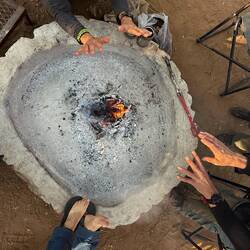 Auch ein kleines Feuer hilft. Tiefsttemperatur heute Nacht 3 Grad ❄️🥶