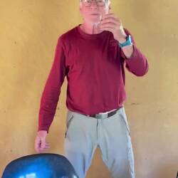 Männer die einst große Helden waren und heute geruhsame Rentner. In Erinnerung an alte Heldentaten.