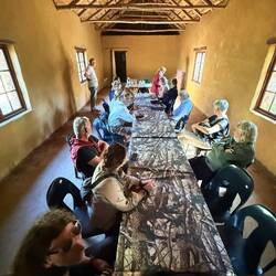 Erwartungsfroh sitzen die Probanden an der Tafel.