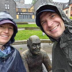 Wir sind am Ziel angekommen - bei der bronzenen Wandererstatur in Fort William