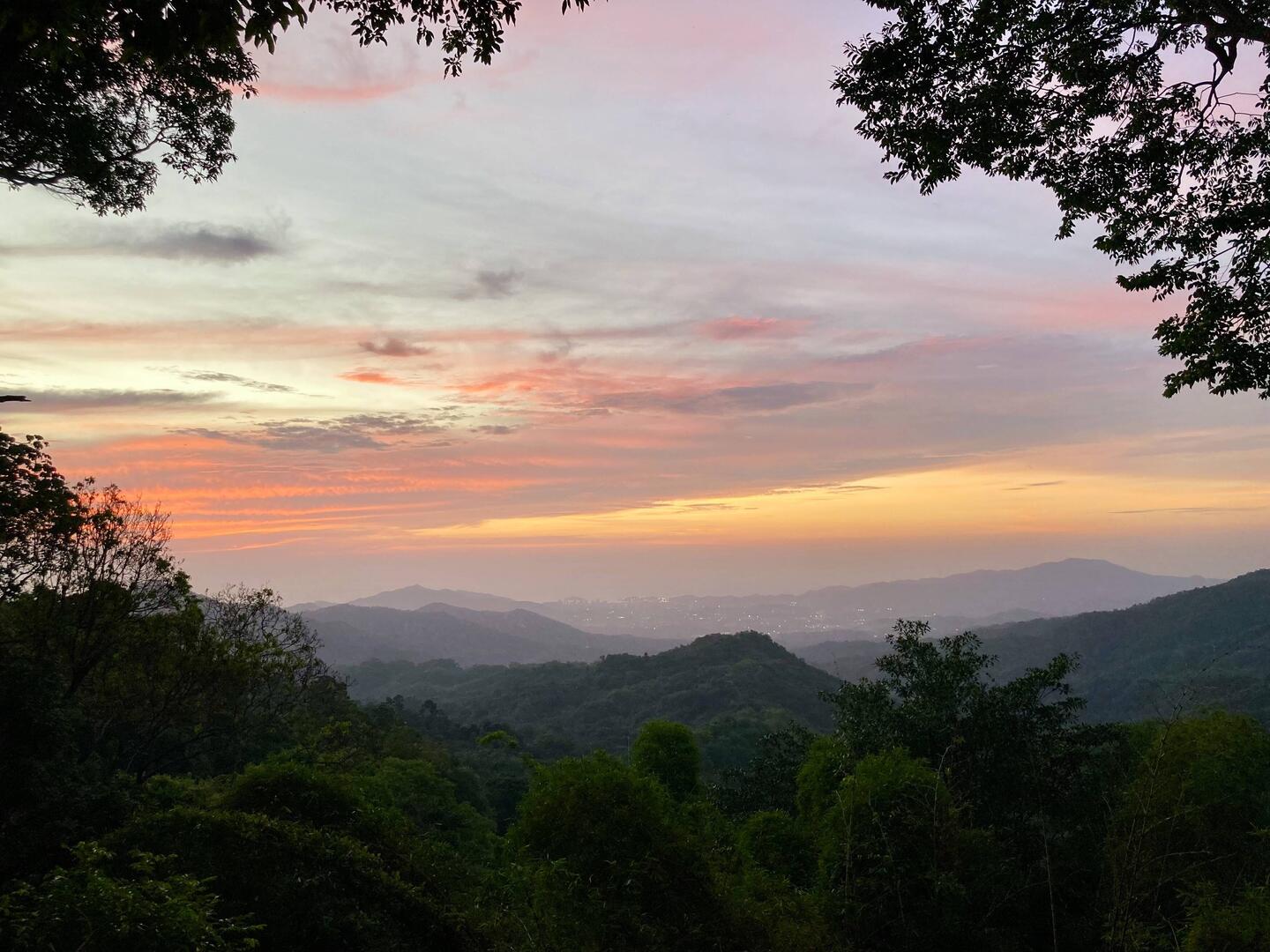 La vue sur Santa Marta et la mer au loin à la nuit tombée...
