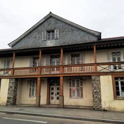 Maison palludienne, inspirée de maison américaine mais agrémentée de matériaux locaux
