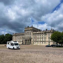 Man kann vor dem Schloss Ludwigslust Runden drehen und sogar parken! Unbegreiflich für uns!