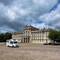 Man kann vor dem Schloss Ludwigslust Runden drehen und sogar parken! Unbegreiflich für uns!
