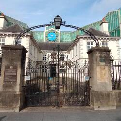 Kaufhaus umrahmt historisches Gebäude