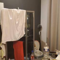 Les latrines vue sur cour