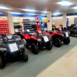 Im General Store hat's sogar Quad's und Schneetöff's