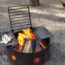 Solche Fire Pits hat hier jeder Stellplatz, Holz gibt's gratis an zentraler Stelle