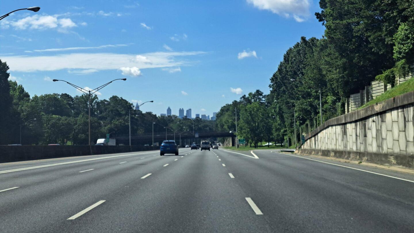 Breite Straßen auf dem Weg nach Atlanta mit der Skyline im Hintergrund.