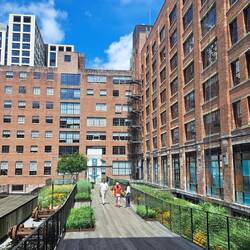Rechts und im Hintergrund der Ponce City Market.