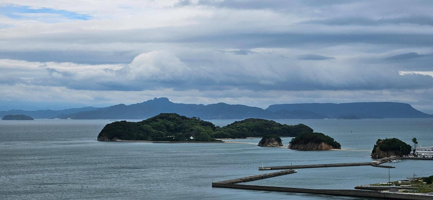 Vue du premier temple sur l’Angel Road, un banc de sable reliant des îles.