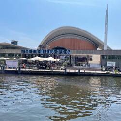 Kongresshalle (oder "Die schwangere Auster)