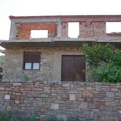 vieli halbfertigi Hüser, wo aber doch schu dri gwohnt wird.