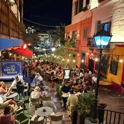 Auf dem Heimweg stolpern wir noch über eine Live Band