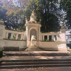 Kaiserin Augusta an der Rheinlache, das ist die Frau von Wilhelm I (schwierige Beziehung..)