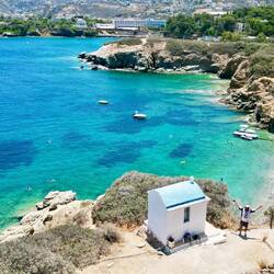 Die Psaromoura Kapelle mit Strand im Hintergrund 🫶❤️
