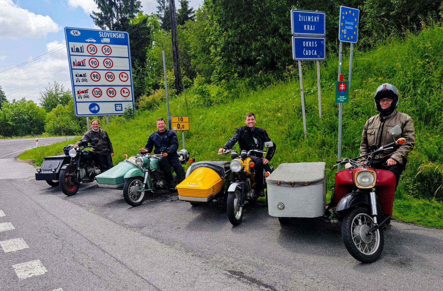 Dank einer freundlichen Radfahrerin entstand dieses wertvolle Zeitzeugnis mit 4 lächelnden Reisenden