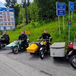 Dank einer freundlichen Radfahrerin entstand dieses wertvolle Zeitzeugnis mit 4 lächelnden Reisenden