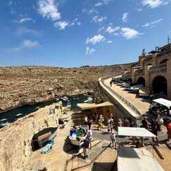Rechts von uns liegen die Boote für den Besuch der blauen Grotte