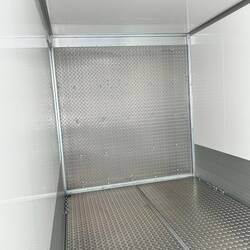 Viel Riffelblech und in der Mitte eine Airline-Schiene