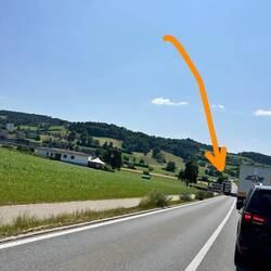 Hier der ausparkende Laster, der unseren Hänger geliefert hat und dabei einen Stau verursacht