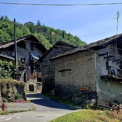 De huizenen dorpen op de valleiflank ademen historie, trots en kneuterigheid.