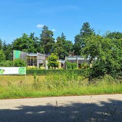 Blick zurück auf das Haus der Nachhaltigkeit, tolle Einrichtung