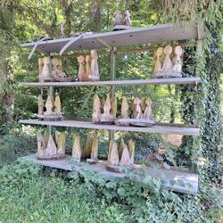 Das »Ersatzteillager für Baumkronen« am Haus der Nachhaltigkeit zeigt deutliche Verwitterungsspuren.