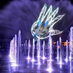 Fontana multimediale la sera (foto di repertorio)